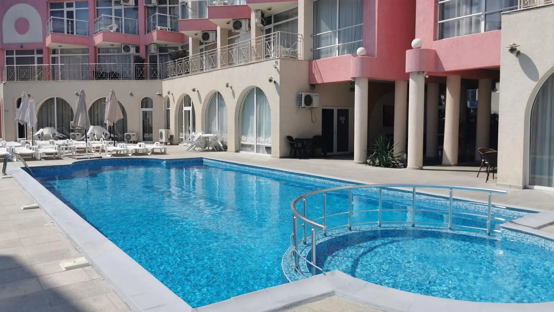 Rose Garden Omax Apartments Napospart Apartmanhotel